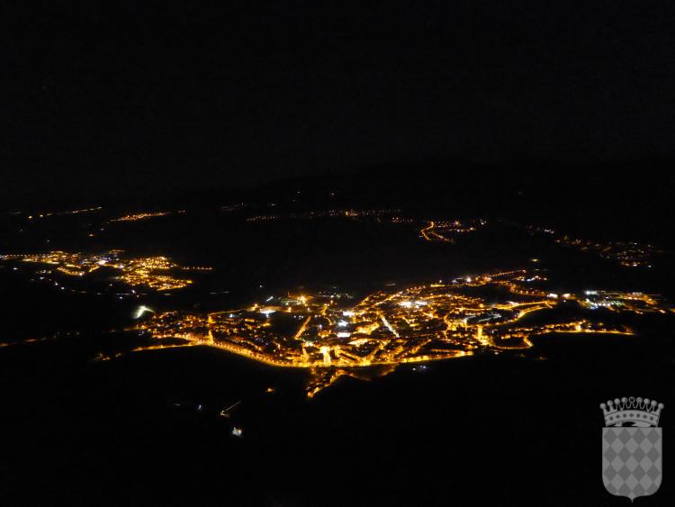Vista general de Centelles de nit, presa des del Puigsagordi