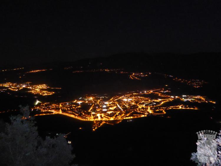 Vista general de Centelles de nit, presa des del Puigsagordi