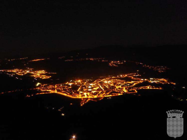 Vista general de Centelles de nit, presa des del Puigsagordi