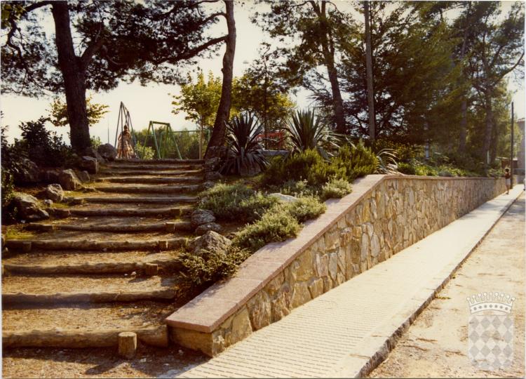 Escales de l'accés nord-est al parc del Pla del Mestre des de la plaça del Pla del Mestre