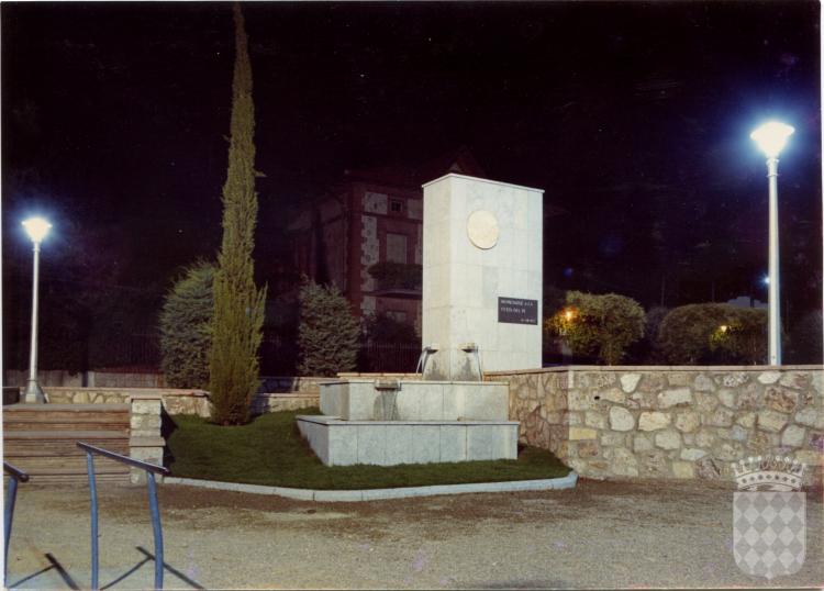 Zona de la font homenatge a la Festa del Pi al parc del Pla del Mestre il·luminada de nit