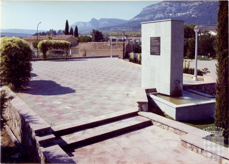 Zona de la font homenatge a la Festa del Pi al parc del Pla del Mestre