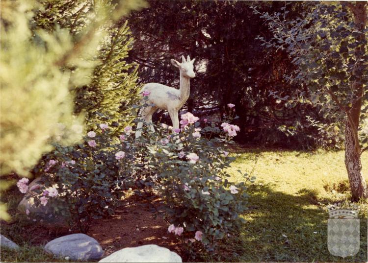 Figura d'un cervató a un parterre del parc del Pla del Mestre