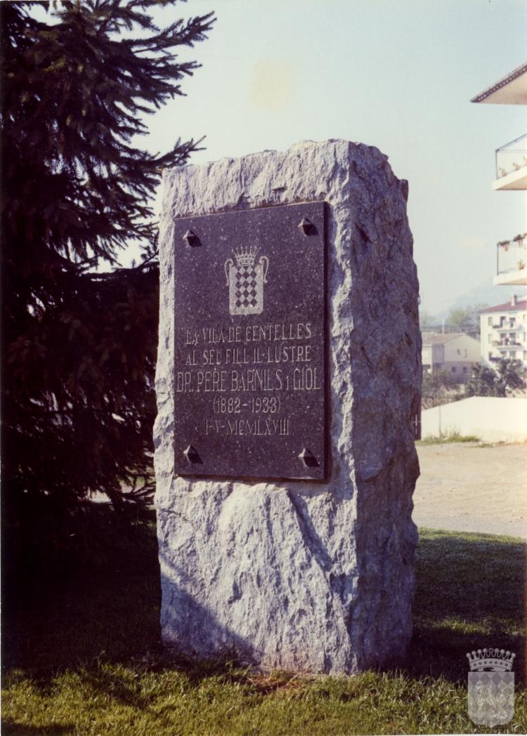 Monòlit dedicat a Pere Barnils Giol al parc del Pla del Mestre