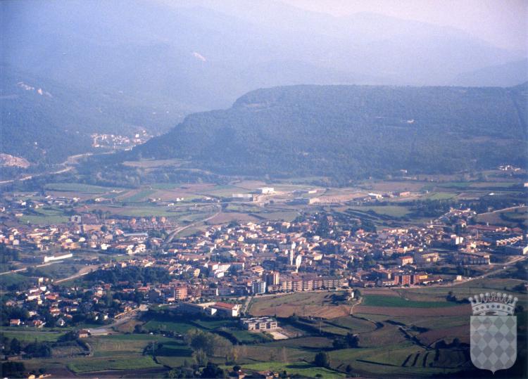 Vista general de Centelles, presa des de la costa