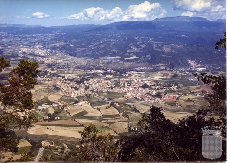 Vista general de Centelles, presa des de la costa