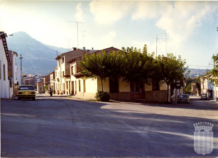 Cruïlla del carrer José Antonio i del carrer Santa Coloma amb el carrer Sant Miquel dels Sants
