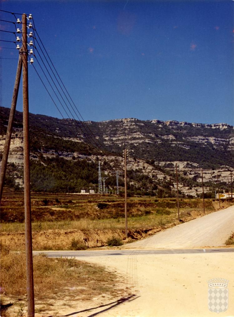 Línia d'alta tensió que creua la finca del Camp de Terrades o de la Xambona abans del seu trasllat per la construcció d'un edifici escolar, des de la cruïlla del carrer Sant Antoni Maria Claret, la carretera C-1413 i l'avinguda Pere Barnils