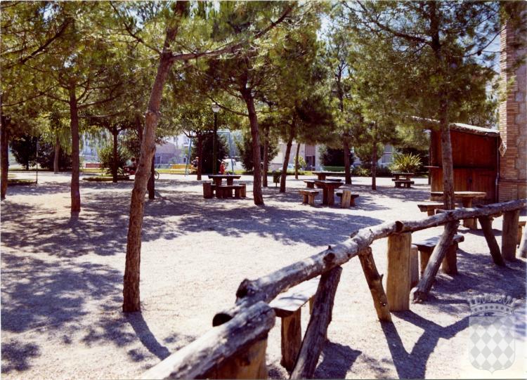 Zona de la guingueta, taules i bancs al parc del Pla del Mestre