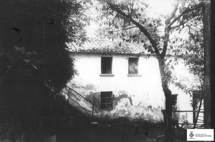 Masia al costat de l'ermita de Sant Iscle