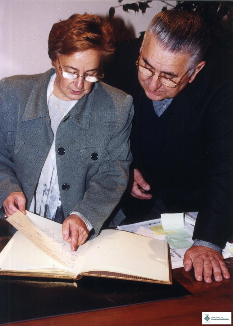 Signatura del Llibre d'Honor de l'Ajuntament de Cerdanyola del Vallès de Mossèn Josep Rossell i Ramonet