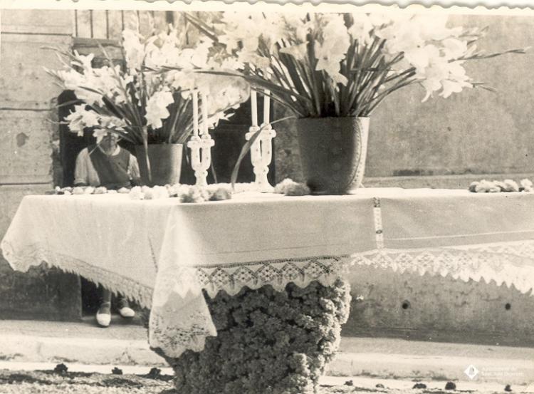 Catifes de flors. Altar taula pedestal