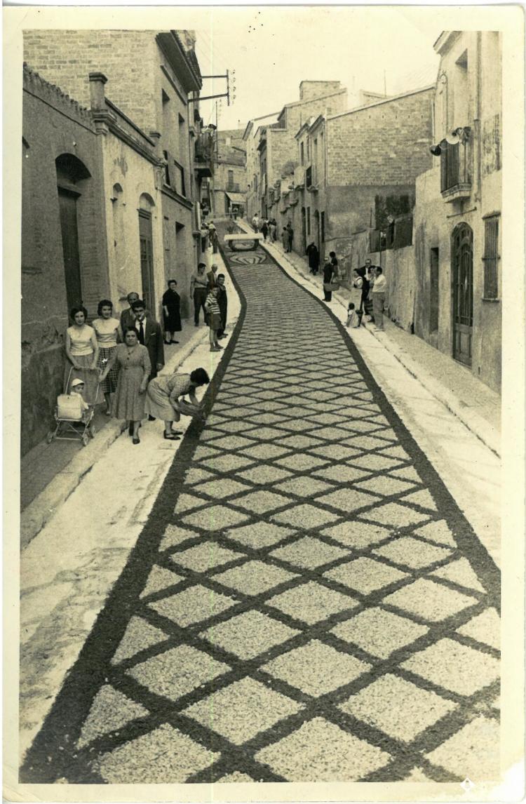 Catifes de flors. Quadrats i altar taula forma de lletra u