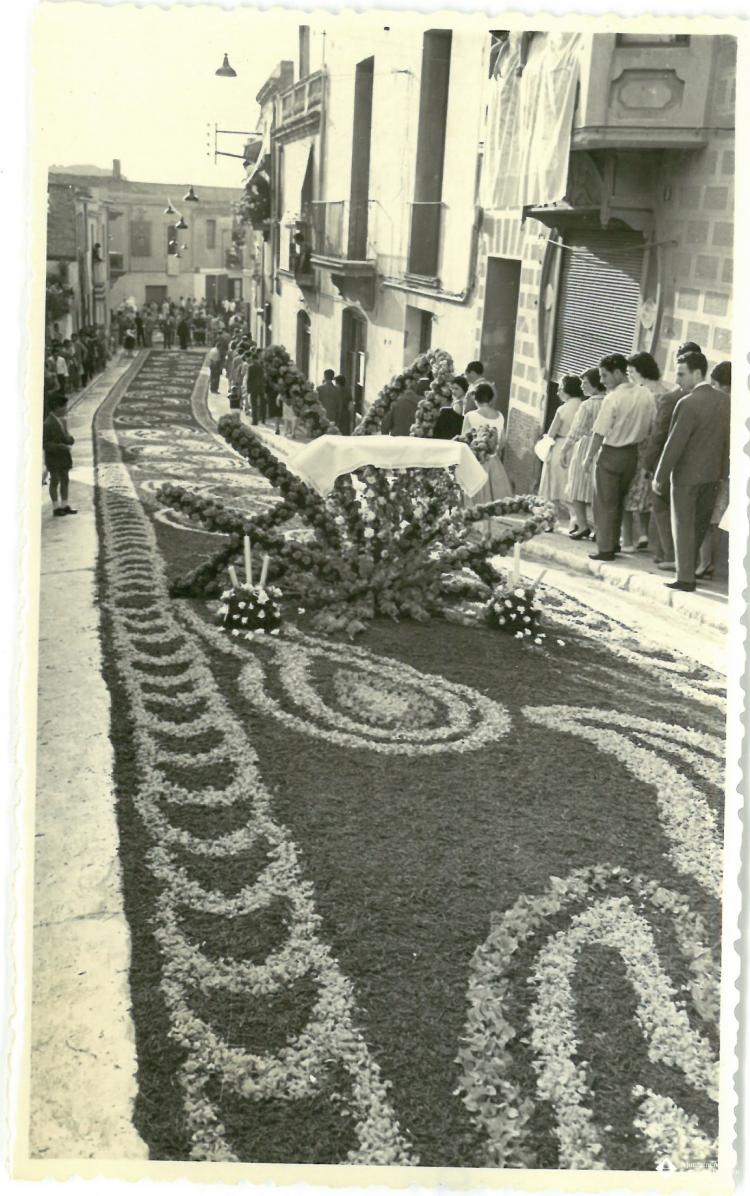 Catifes de flors. Altar serpentejant 3 ciris a terra