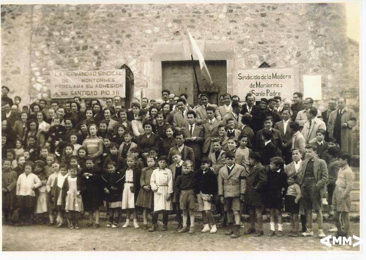 Grup de veïns i veïnes davant de l'Església