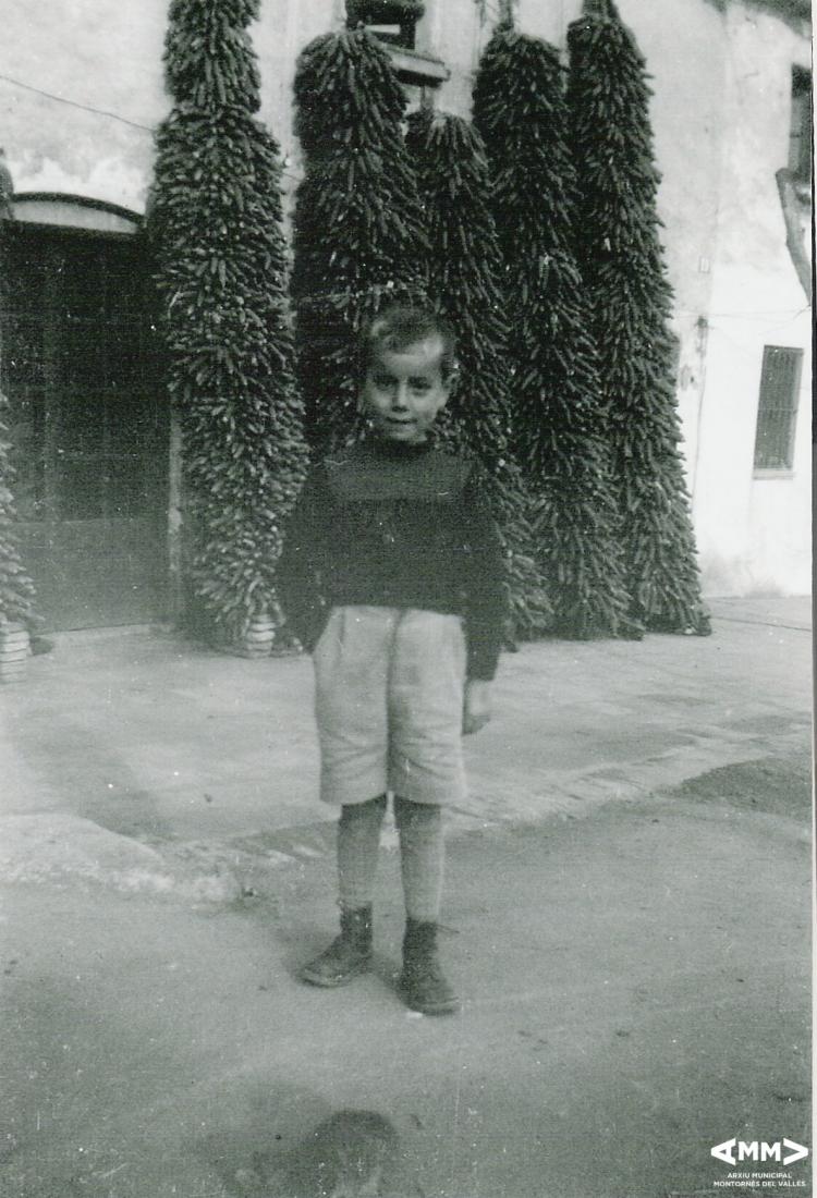 Nen al carrer Capella i panotxes al seu darrere