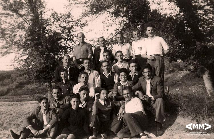 Grup de teatre La Lira a la font de Can Ginesta