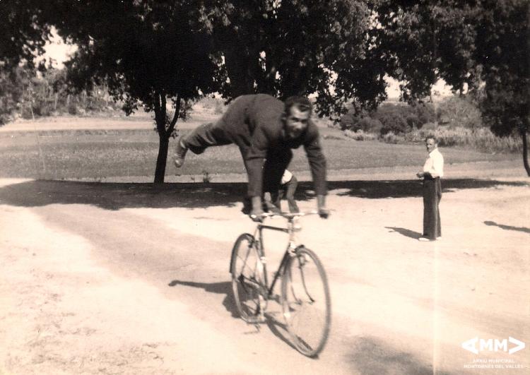 Joan Maymó de Can Campa fent trapelleries amb la bicicleta