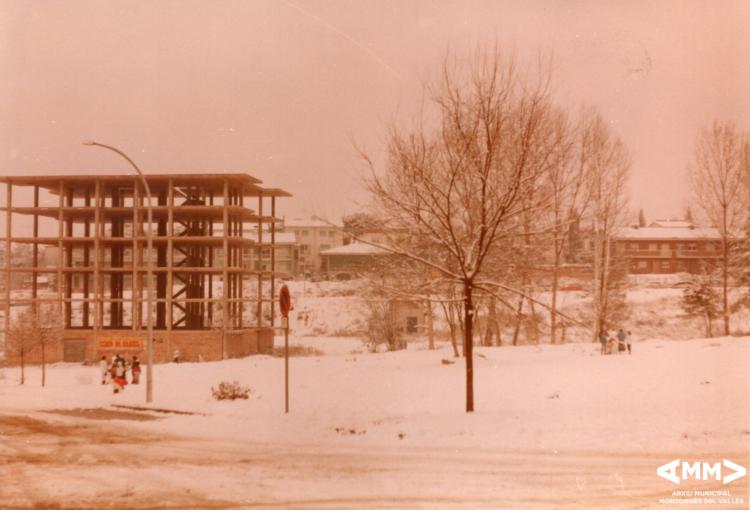 Bloc de pisos en construcció a la Rambla de Sant Sadurní nevada