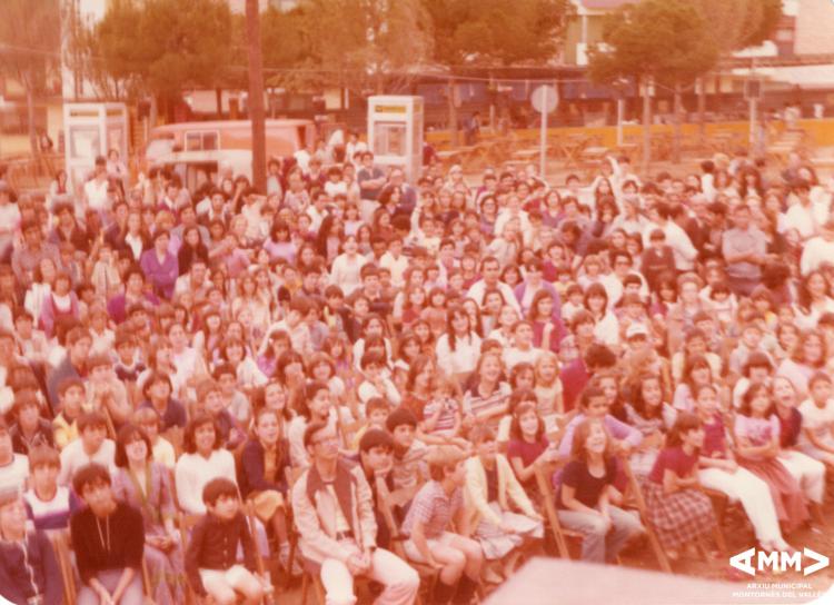 Públic assistint a un especacle a la plaça del Poble de Montornès Nord durant les festes de Sant Joan