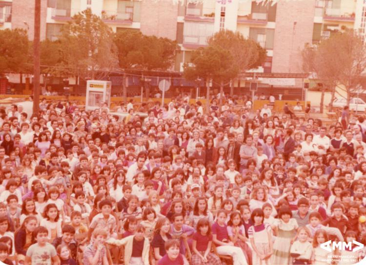 Públic assistint a un especacle a la plaça del Poble de Montornès Nord durant les festes de Sant Joan