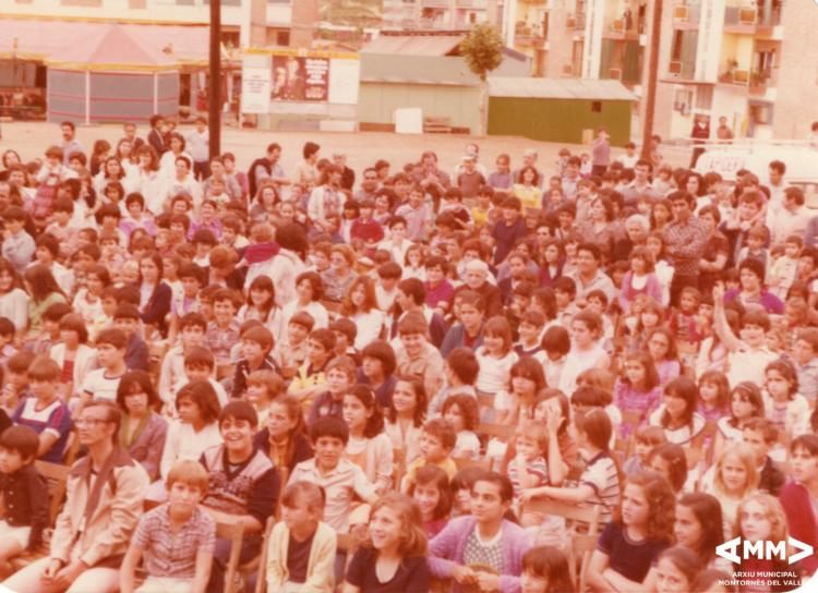 Públic assistint a un especacle a la plaça del Poble de Montornès Nord durant les festes de Sant Joan