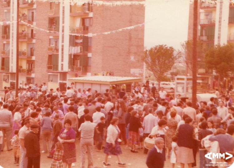 Públic assistint a un especacle a la plaça del Poble de Montornès Nord durant les festes de Sant Joan