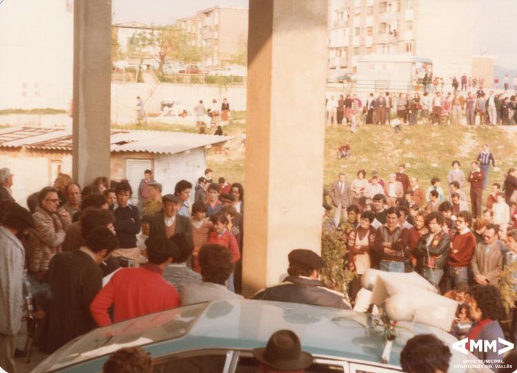 Movilització de veïns i veïnes davant de l'església Nostra Senyora del Carme