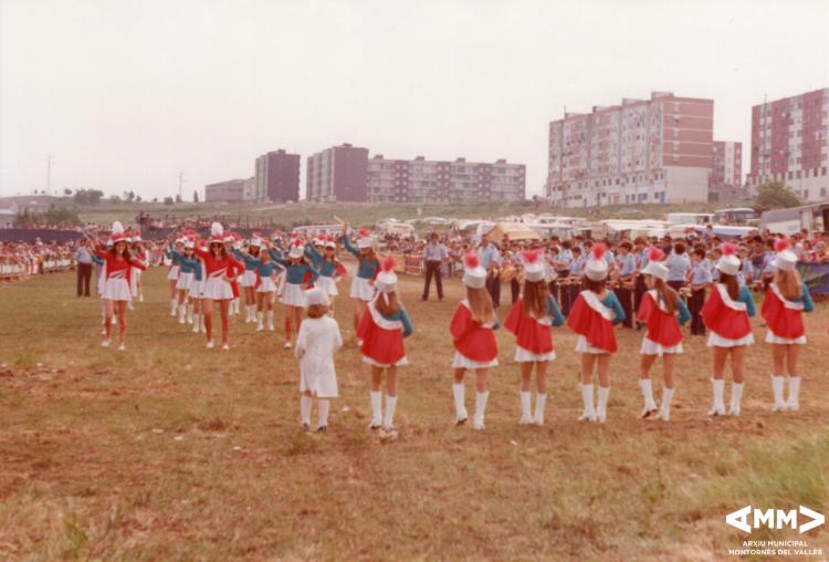 Desfilada de majorettes i músics a Montornès Nord