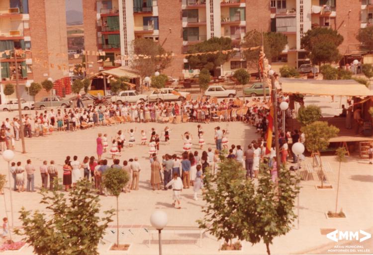 Ball de gitanes a la plaça del Poble durant les festes de Sant Joan de Montornès Nord
