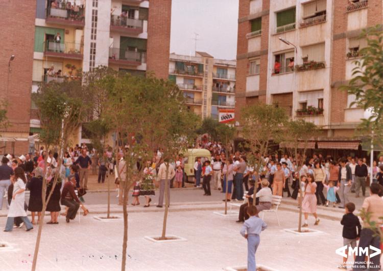 Gent a la plaça del Poble de Montornès Nord rebent l'entrada de la banda de majorettes i músics