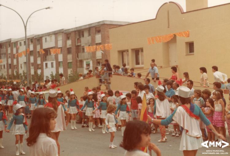 Banda de majorettes a l'acte d'inauguració del Casal d'Avis de Montornès Nord