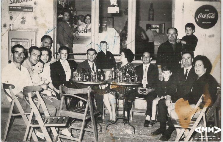 Persones prenent alguna cosa a la terrassa del casino ca l'Ollé