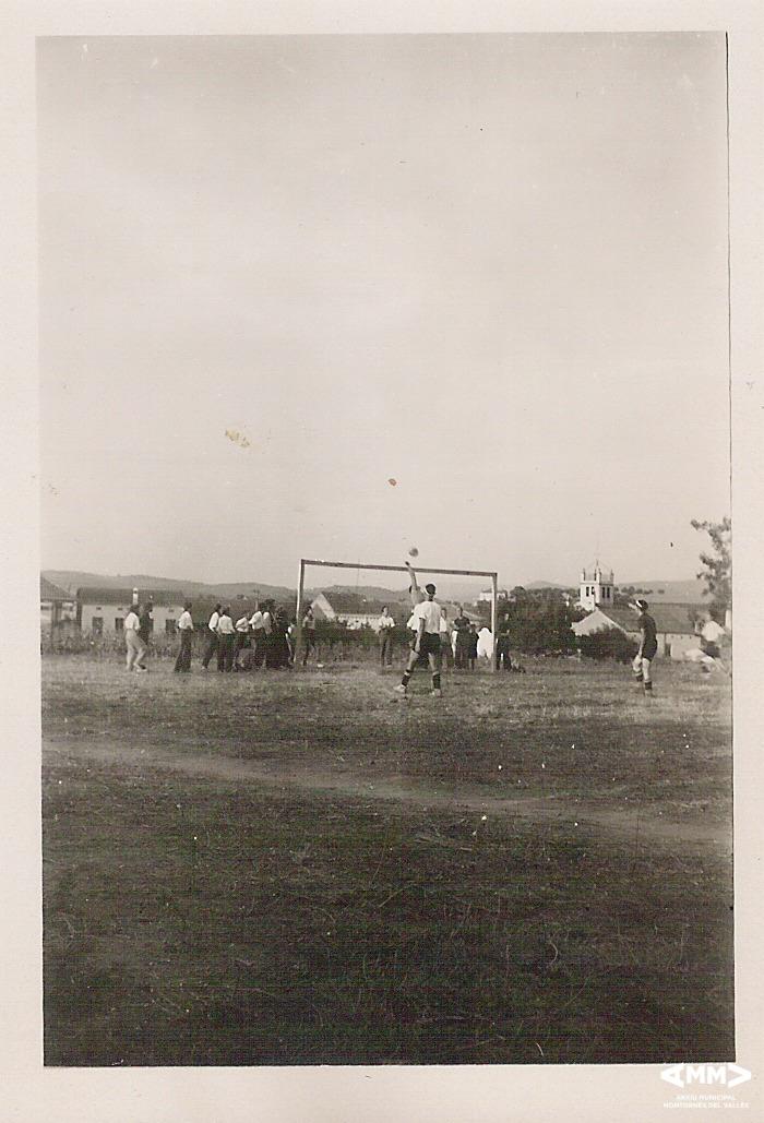 Jugant a l'antic camp de futbol