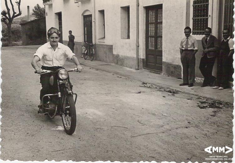 Mingo Blanchart passant pel carrer Sant Lluís amb la seva moto