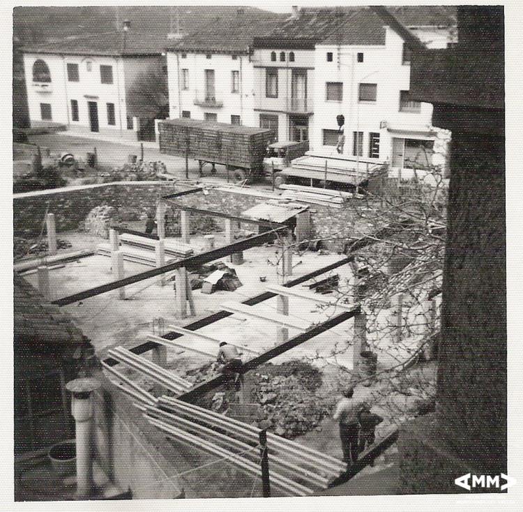 Construcció del bloc de pisos del carrer Sant Lluís i carrer Prat de la Riba
