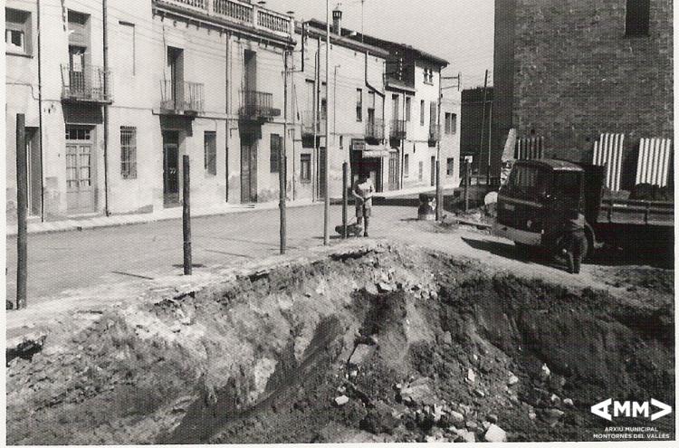 Construcció del bloc de pisos del carrer Sant Lluís i carrer Prat de la Riba