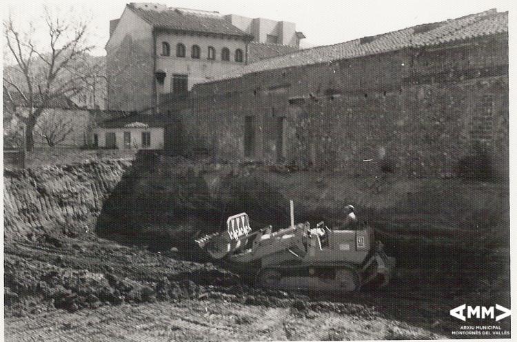 Construcció del bloc de pisos del carrer Sant Lluís i carrer Prat de la Riba