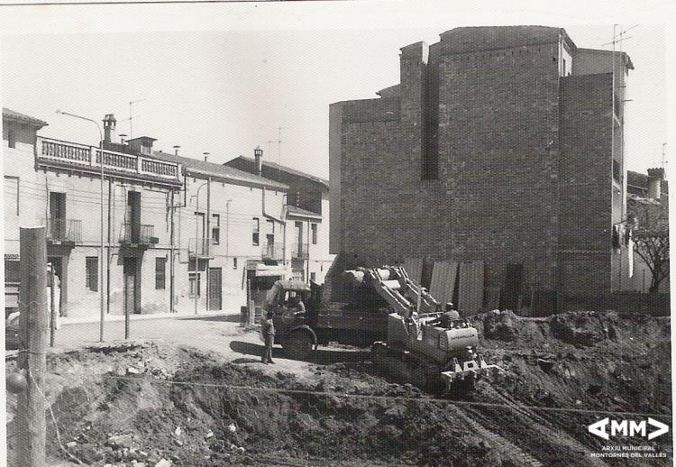 Construcció del bloc de pisos del carrer Sant Lluís i carrer Prat de la Riba