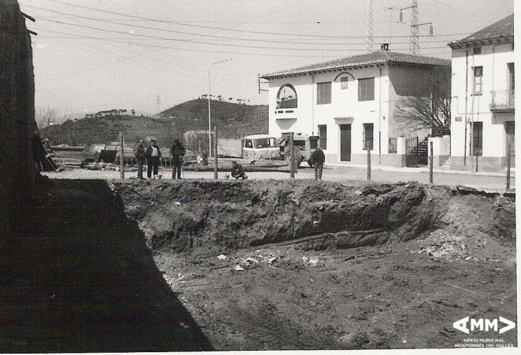 Construcció del bloc de pisos del carrer Sant Lluís i carrer Prat de la Riba