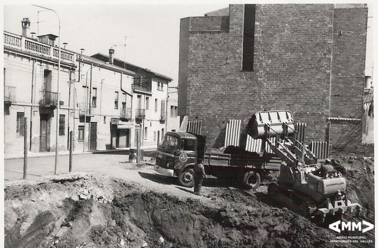 Construcció del bloc de pisos del carrer Sant Lluís i carrer Prat de la Riba