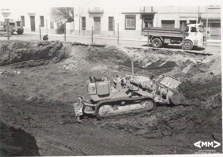 Construcció del bloc de pisos del carrer Sant Lluís i carrer Prat de la Riba