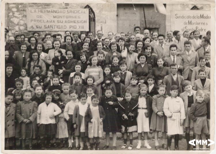 Veïns i veïnes davant de la parròquia Sant Sadurní amb motiu de l'encíclica del Papa Piu XII