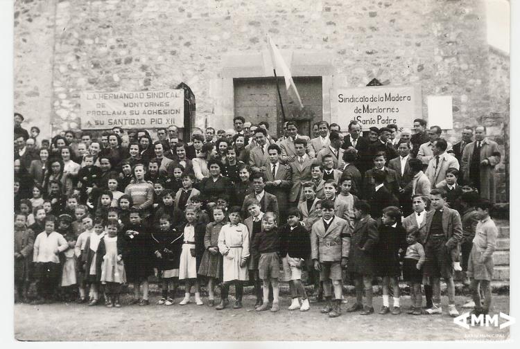 Veïns i veïnes davant de la parròquia Sant Sadurní amb motiu de l'encíclica del Papa Piu XII