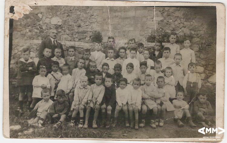 Grup escolar amb el mestre Sant Andreu abans de la Guerra
