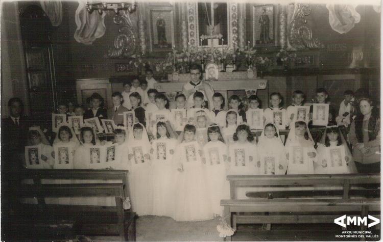 Grup que fa la comunió a l'Església