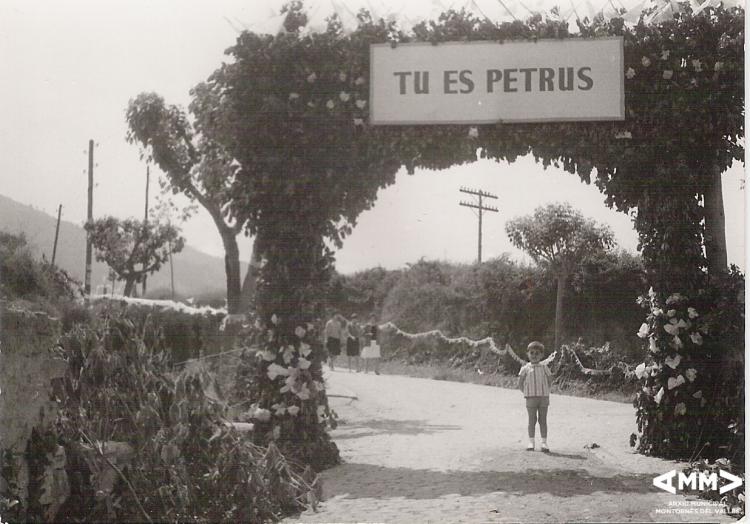 Carrer preparat per rebre la visita del bisbe Gregorio Modrego