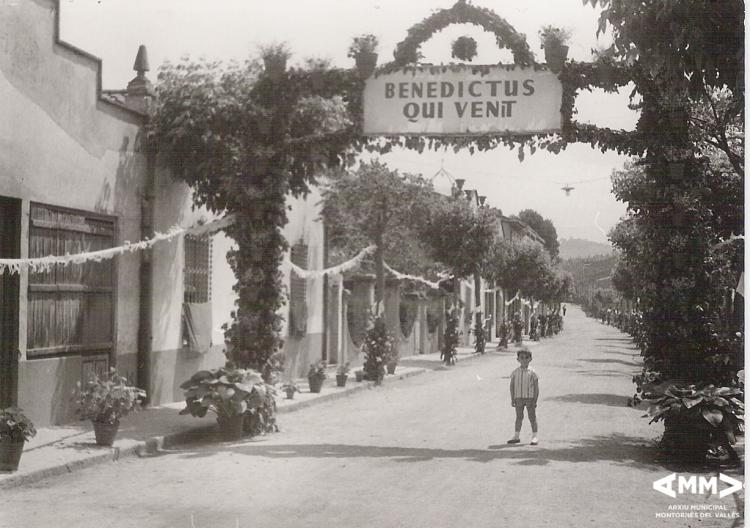 Carrer preparat per rebre la visita del bisbe Gregorio Modrego