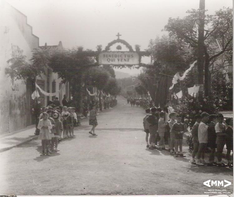 Carrer preparat per rebre la visita del bisbe Gregorio Modrego