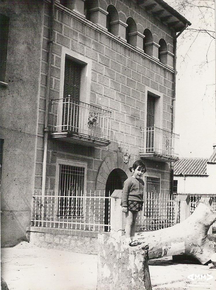 Nena davant de can Bellavista
